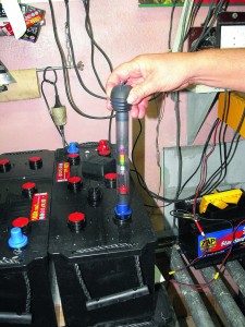 Pomiar gęstości elektrolitu to bardzo prosta, ale i ważna metoda kontroli stanu akumulatora.