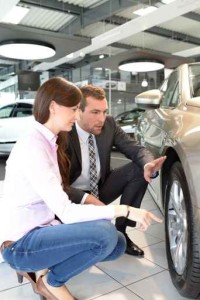 Verkaufsgespräch im Autohandel // Sales talk in the car trade