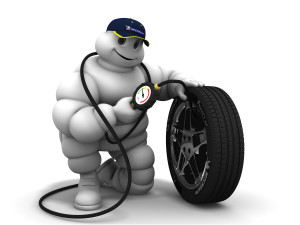 Ludzik Michelin sprawdza Cisnienie