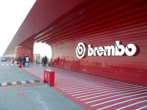Centrum Badań i Rozwoju firmy Brembo swą nazwę „Kilometro Rosso” wzięło od kilometrowej długości, czerwonego ekranu akustycznego, którego fragmentem jest jedna ze ścian obiektu. 