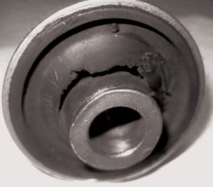 Najbardziej typowym uszkodzeniem tulei jest oderwanie się jej części gumowej od metalowej.